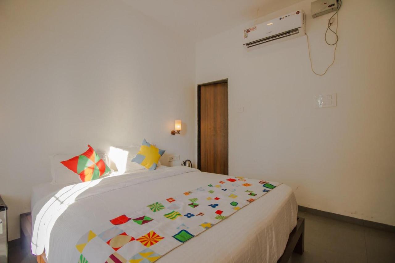 Ziba beach Morjim Exterior foto